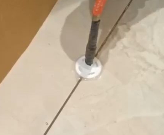 革吉瓷砖空鼓维修公司专业解答瓷砖在铺贴过程中，如果没有涂抹均匀到位的粘结材料（如水泥砂浆或瓷砖胶），可能会导致以下问题