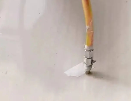 革吉瓷砖空鼓维修公司专业解答在瓷砖铺贴过程中，如果使用的砂料过粗（如全部使用了粗砂），可能会导致以下问题