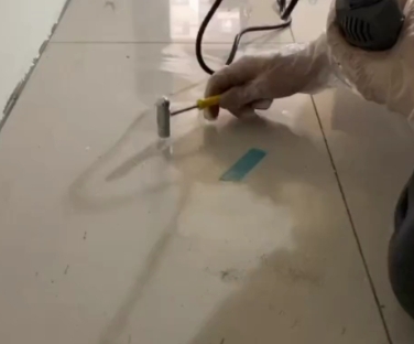 革吉瓷砖开裂维修公司专业分享瓷砖在铺贴前如果没有沥干水分，将会导致以下问题