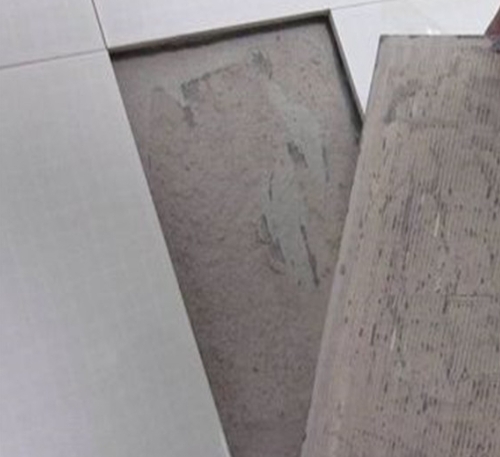 革吉瓷砖空鼓维修公司分享瓷砖铺贴时如果打浆（即涂抹在瓷砖背面和基层上的砂浆或瓷砖胶）过少，会带来以下问题